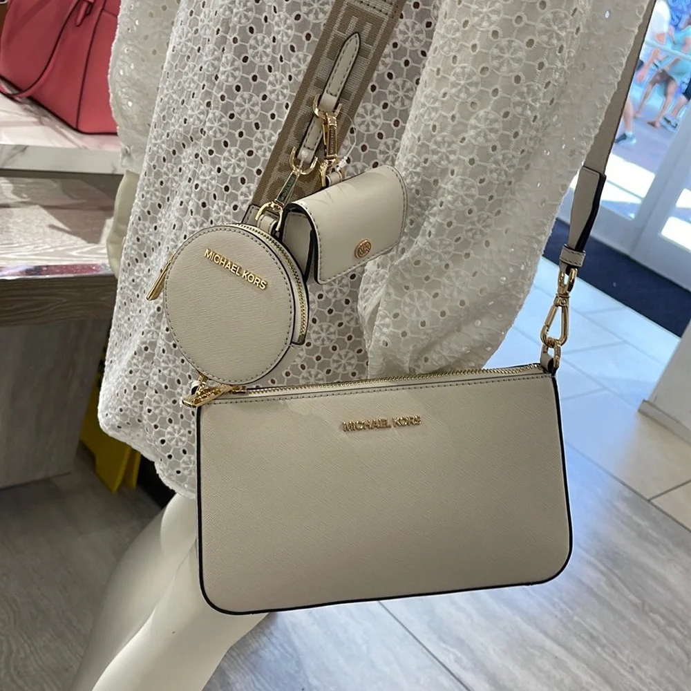 MICHAEL KORS
Jet Set Saffiano Leather Crossbody Bag with Case Apple Airpods Pro® - Picture 3 of 16